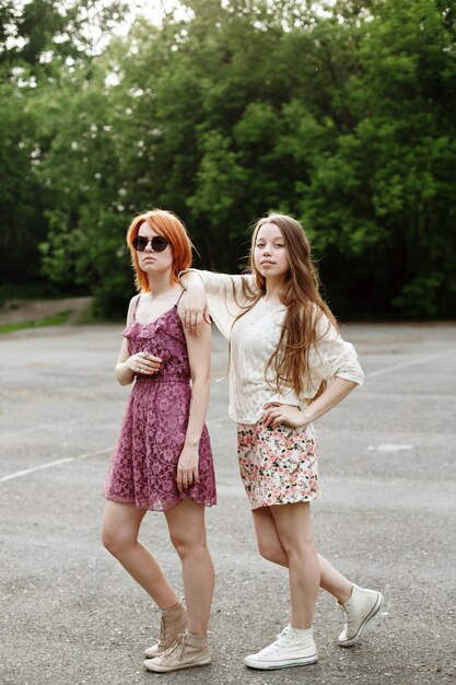 Deux jeunes filles séduisantes posant