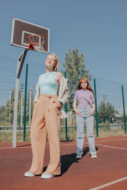 Photo deux jeunes filles sur le terrain de basket