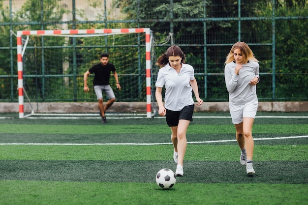 Deux jeunes footballeuses sur le terrain