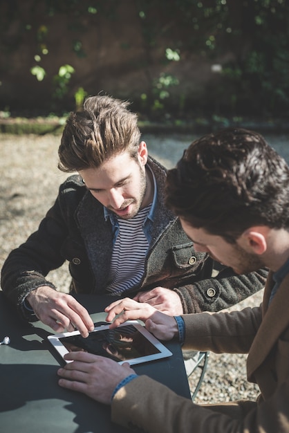 Deux jeunes hommes d&#39;affaires beau mannequin avec tablette