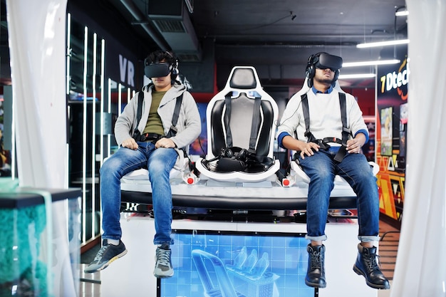 Deux jeunes indiens s'amusant avec une nouvelle technologie d'un casque vr au simulateur de réalité virtuelle