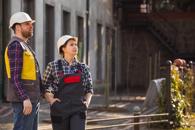 Deux jeunes ingénieurs à l'extérieur de l'usine