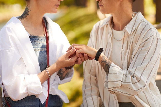 Deux jeunes lesbiennes sont fiancées et se mettent des bagues sur les doigts