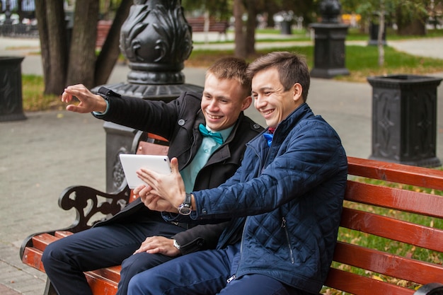 Deux jeunes mecs sur un banc discutant