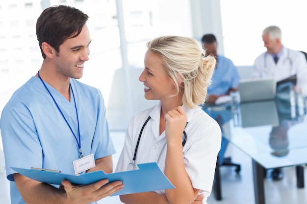 Deux jeunes médecins parlent d&#39;un fichier bleu