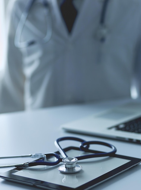 Deux jeunes médecins souriants heureux se serrant la main au bureau Médecins Travail d'équipe