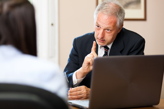 Deux jeunes partenaires commerciaux discutant de plans ou d&#39;idées lors d&#39;une réunion