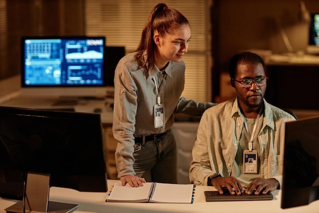 Deux jeunes programmeurs