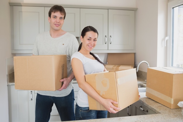 Deux jeunes qui déménagent