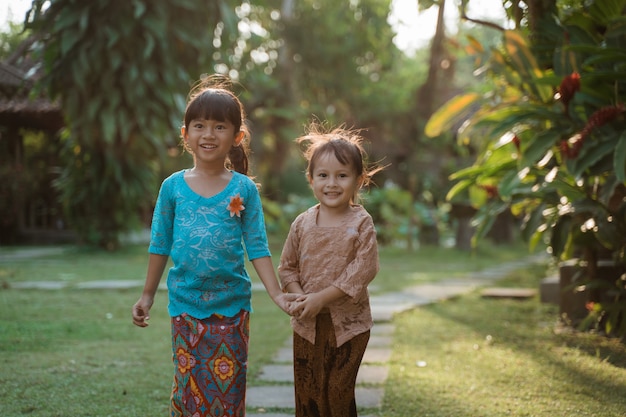 Deux jolies filles asiatiques portant des vêtements traditionnels