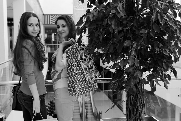 Deux jolies filles font du shopping dans le centre commercial