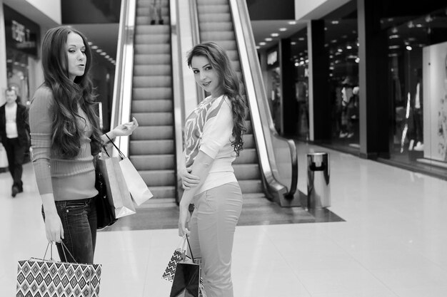 Deux jolies filles font du shopping dans le centre commercial