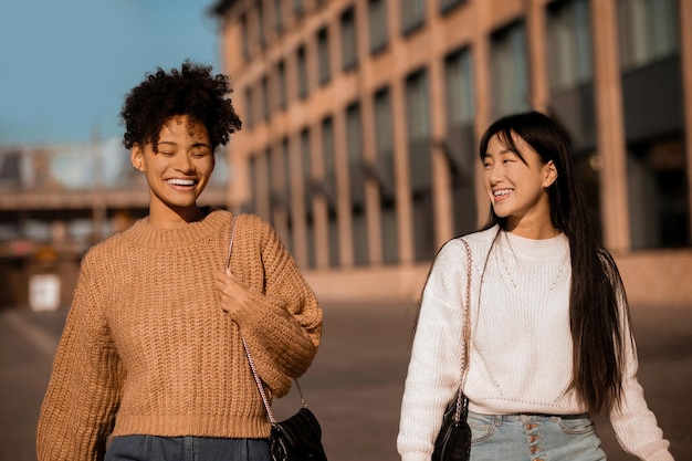 Deux jolies filles marchant ensemble dans la rue