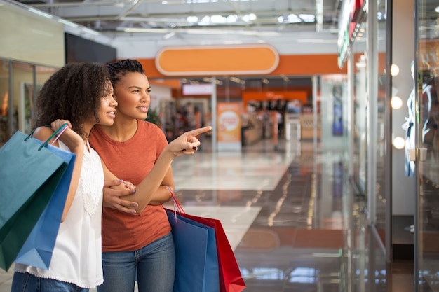 Deux jolies filles noires regardent les marchandises et les magasins