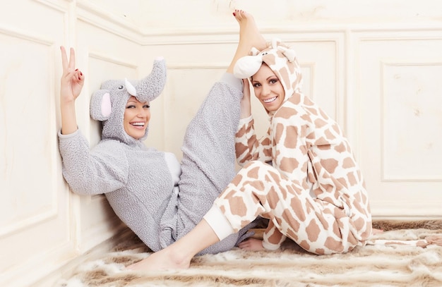 Deux jolies filles en pyjama s'amusant.