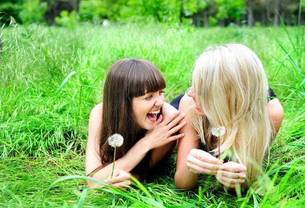 Deux jolies filles s'amusant en plein air