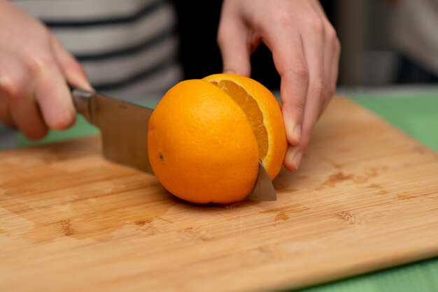 Deux jolies filles sœurs font du jus d'orange frais Gros plan sur les mains Famille Fruits frais