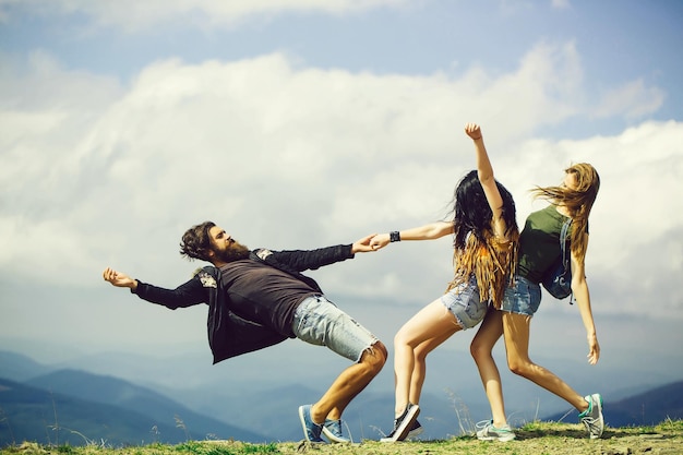 Deux jolies filles tirent l'homme