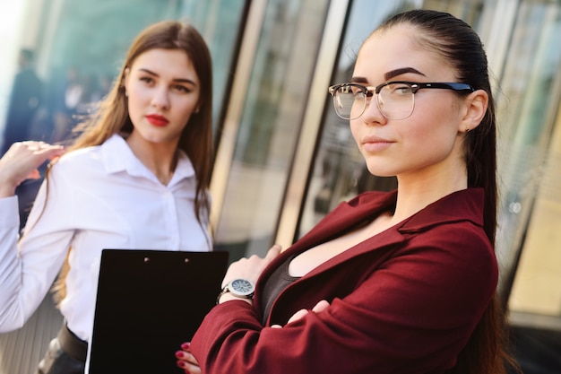 Deux jolies jeunes femmes d'affaires