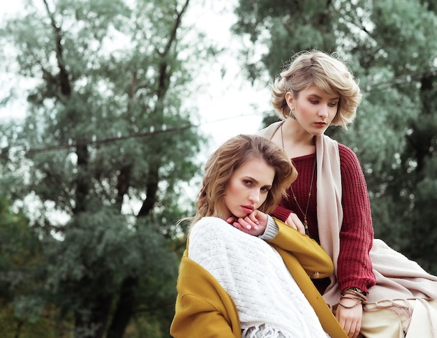 Deux jolies jeunes femmes heureuses, tir de mode. En plein air.