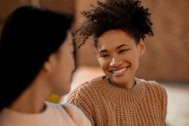 Deux jolies jeunes filles se parlent et se regardent