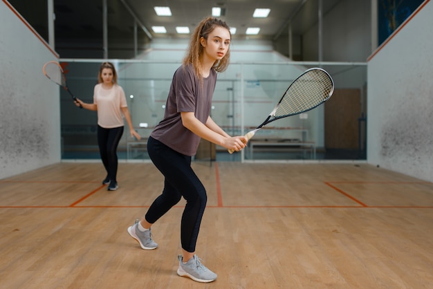 Deux joueuses avec raquettes, jeu de squash