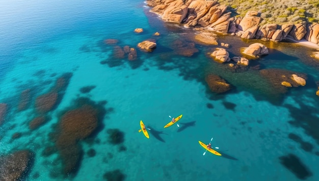 Deux kayaks dans l'eau avec une falaise rocheuse en arrière-plan