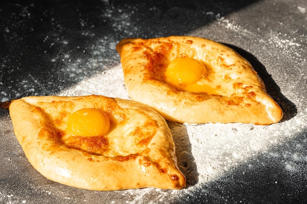 Deux khachapuri Adjarian dans un style géorgien classique traditionnel