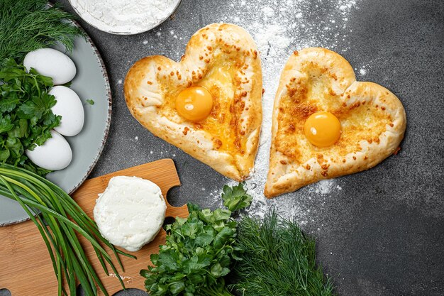 Deux khachapuri en forme de cœur dîner dans un restaurant géorgien pour deux le jour de la Saint-Valentin