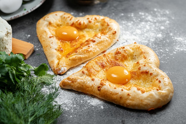 Deux khachapuri en forme de cœur dîner dans un restaurant géorgien pour deux le jour de la Saint-Valentin