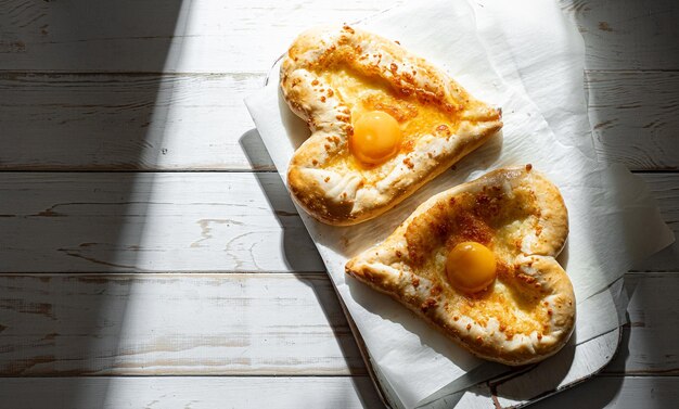 Photo deux khachapuri en forme de cœur dîner dans un restaurant géorgien pour deux le jour de la saint-valentin