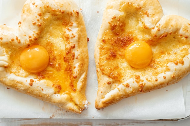 Deux khachapuri en forme de cœur dîner dans un restaurant géorgien pour deux le jour de la Saint-Valentin