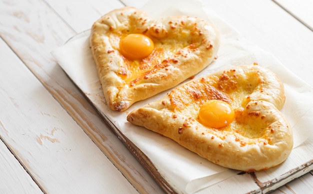 Deux khachapuri en forme de cœur.