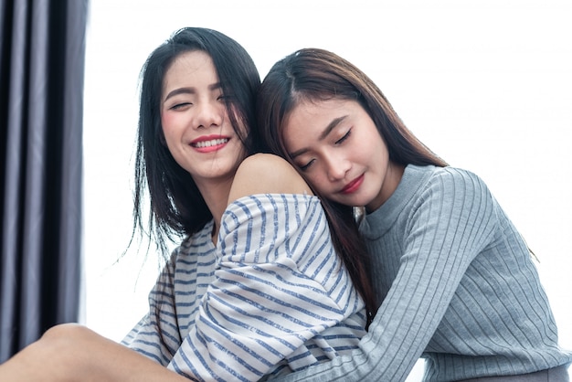 Deux lesbiennes asiatiques câlin et embrassant dans la chambre. Concept de couple et de beauté.