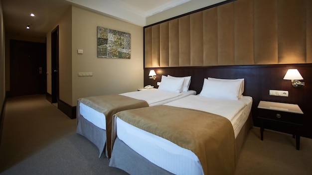 Deux lits dans une chambre d'hôtel Design d'intérieur