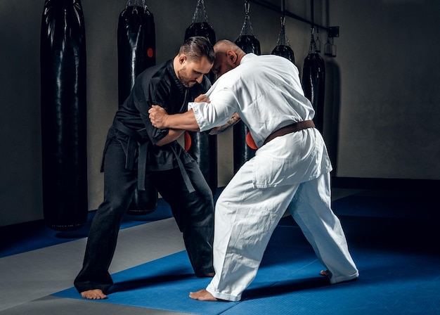 Deux lutteurs de judo montrant leurs compétences techniques au club de combat.