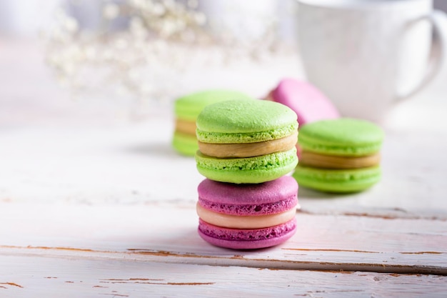 Deux macarons de couleur se bouchent