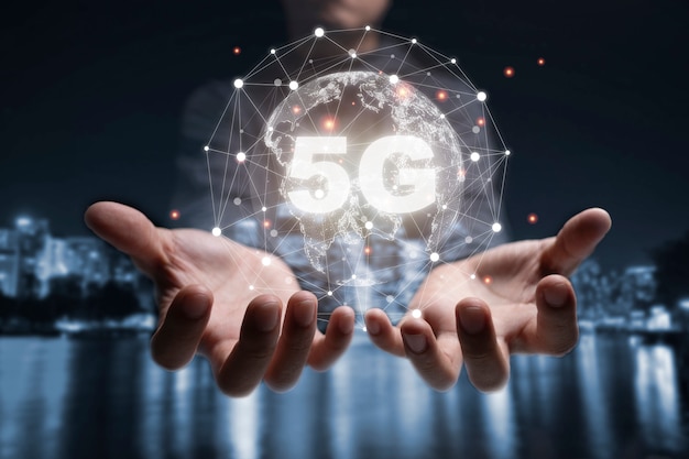 Deux mains d'homme d'affaires détenant le monde virtuel avec connexion 5G.