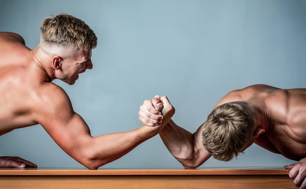 Deux Mains Hommes Mesurant Les Forces Des Bras Lutte à Main En Compétition Mains Ou Bras D'homme Bras De Fer Deux Hommes Bras De Fer Rivalité Gros Plan D'un Bras De Fer Masculin