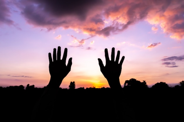 Deux mains soulevées silhouette au coucher du soleil, concept d'Halloween