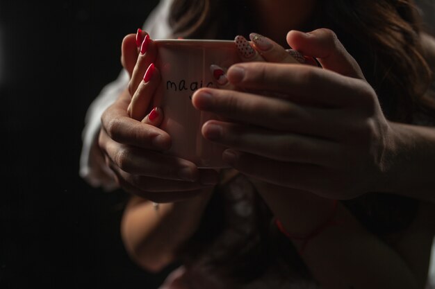 deux mains une tasse de café chaud.