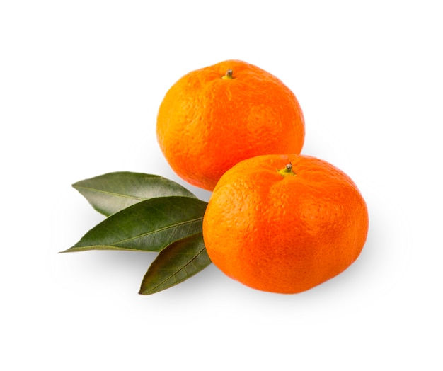 Deux mandarines mûres avec gros plan de feuilles. Orange mandarine avec des feuilles.