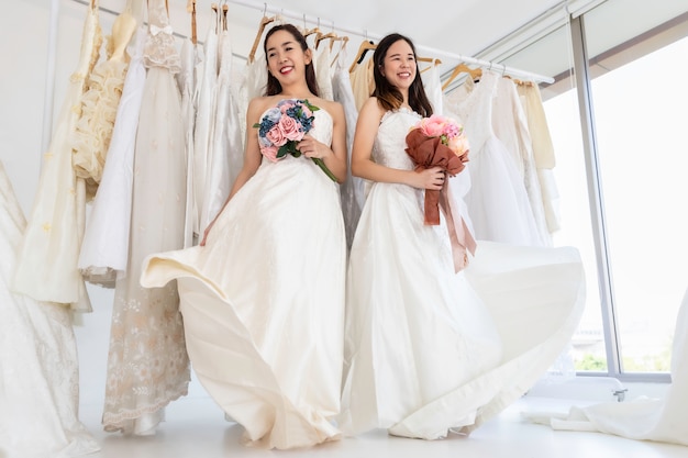 Deux mariées robes blanches.Portrait de couple homosexuel asiatique heureux au moment du mariage.Concept LGBT lesbienne.