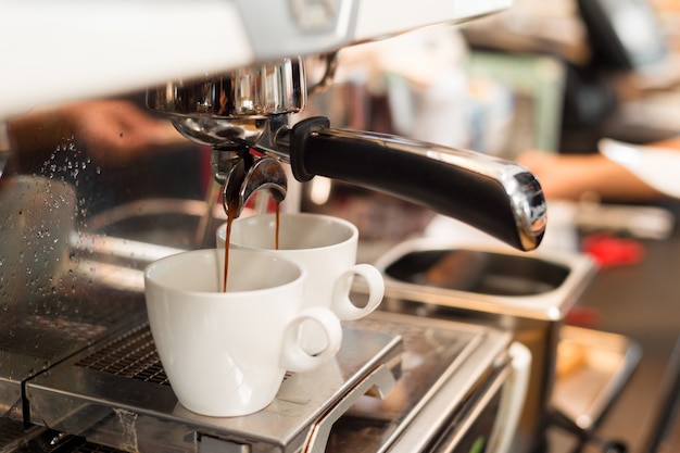 Deux matin de café noir sur une cafetière