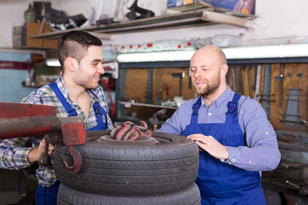 Deux mécaniciens automobiles à l&#39;atelier