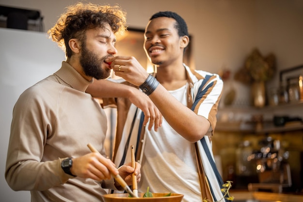 Deux mecs cuisinent sainement ensemble à la maison