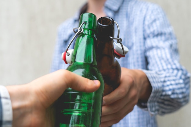 Deux mecs trinquent au verre de la bouteille lors des célébrations du week-end