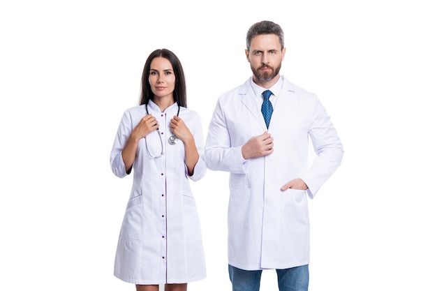 Deux médecins cardiologues et une infirmière en studio photo d'un médecin cardiologue et d'une infirmière portant une blouse blanche