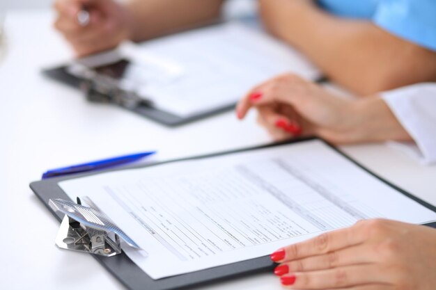 Deux médecins discutent des antécédents médicaux