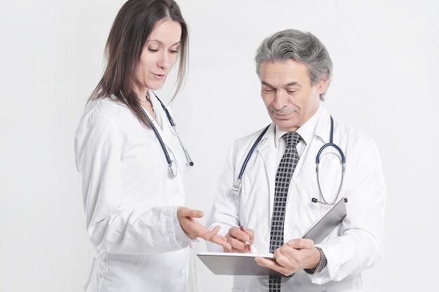 Deux médecins discutent du diagnostic du patient isolé sur fond blanc